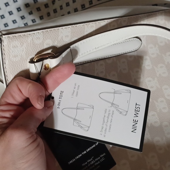 Nine West 2 in 1 tote, 2 in 1 pouch purse, a white and cream color - Picture 5 of 5
